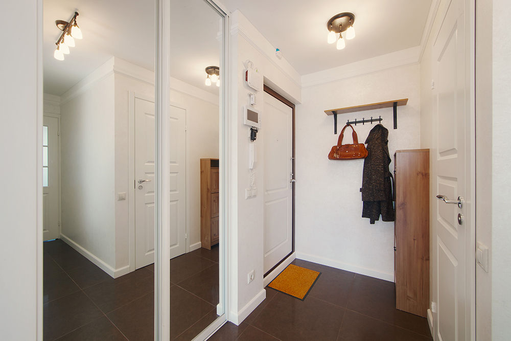 Маленькая квартира для аренды, Порядок вещей - дизайн-бюро Порядок вещей - дизайн-бюро Scandinavian style corridor, hallway& stairs