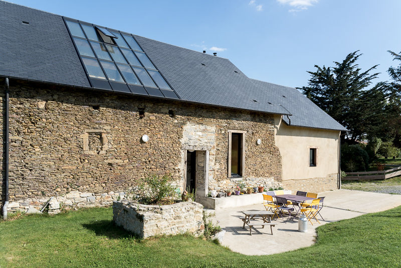 Gîte rural "La Cidrerie", Briand Renault Architectes Briand Renault Architectes カントリーな 家