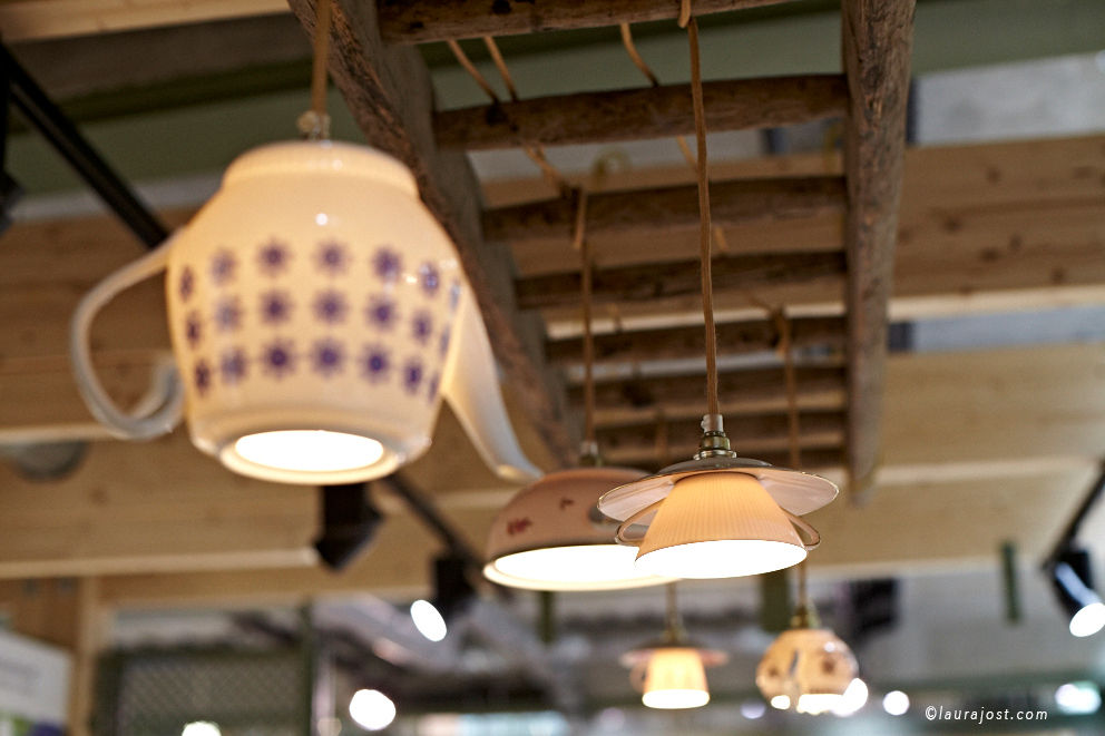 Lieselotte Porzellan-Lampen an alter Leiter Lieselotte Gewerbeflächen Porzellan Geschäftsräume & Stores
