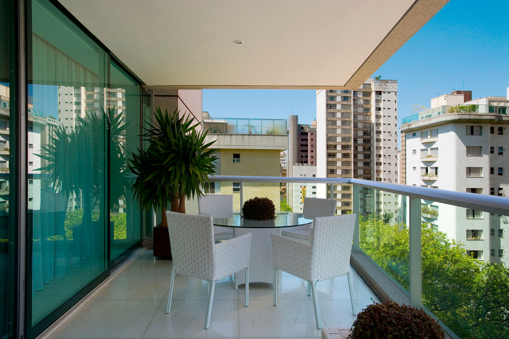 Apartamento Lourdes, Viviane Lima Arquitetura Viviane Lima Arquitetura Varandas, marquises e terraços modernos