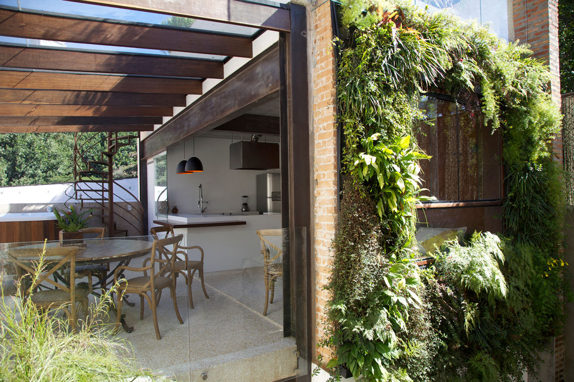 Residência Jardim Europa, Ecoeficientes Ecoeficientes Balcone, Veranda & Terrazza in stile rustico