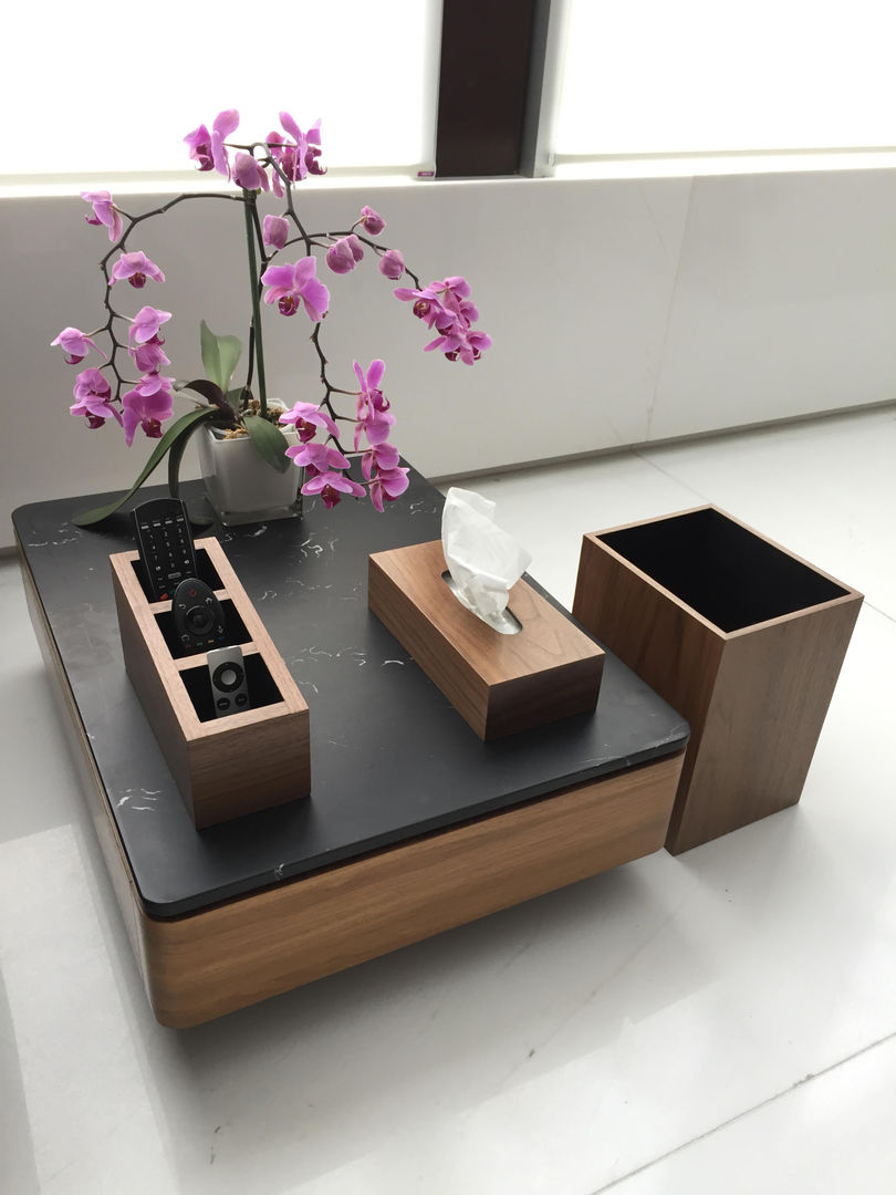 Wood, wood wood Ruang Keluarga Modern Side tables & trays