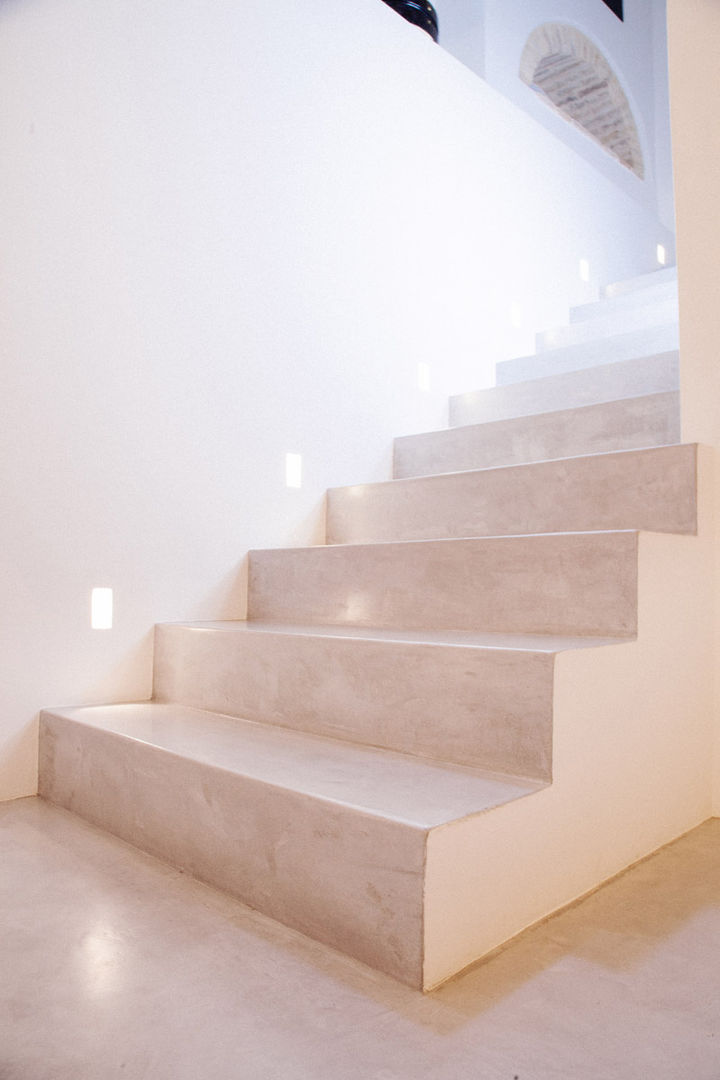 Casa Amalasunta, Ossigeno Architettura Ossigeno Architettura Mediterranean style corridor, hallway and stairs