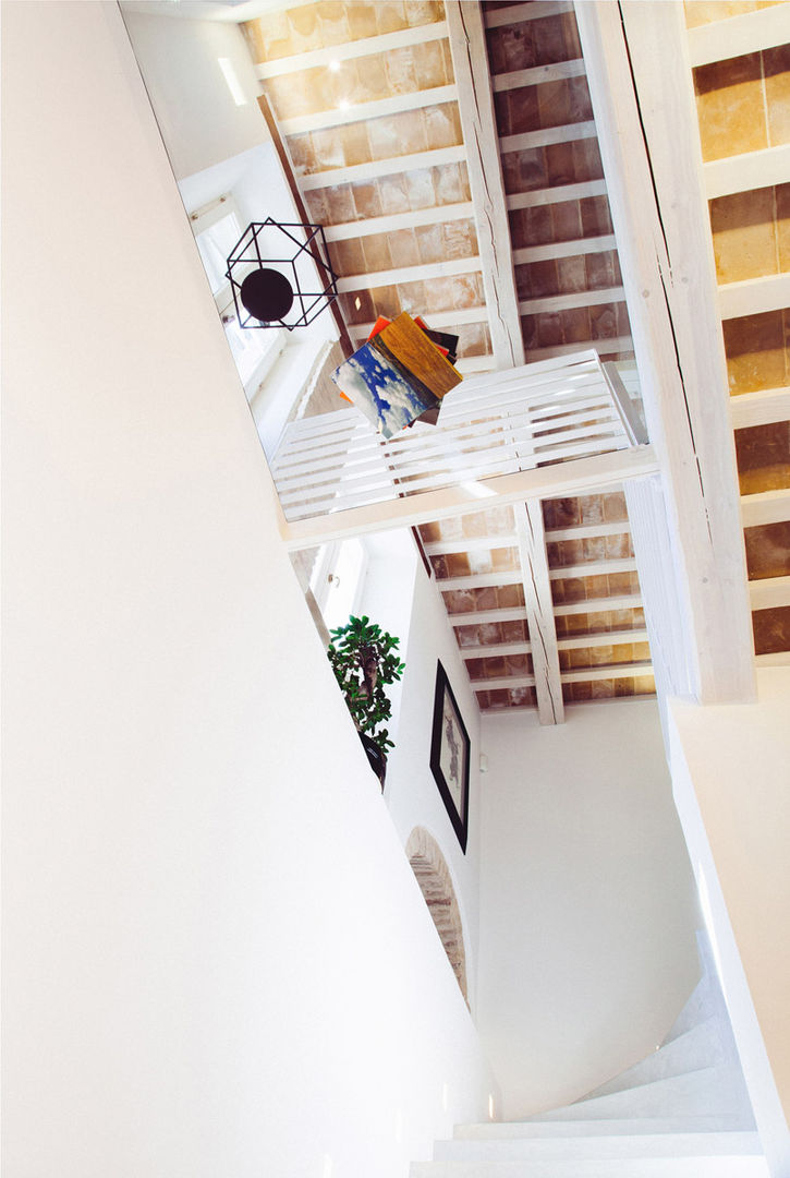 Casa Amalasunta, Ossigeno Architettura Ossigeno Architettura Mediterranean style corridor, hallway and stairs