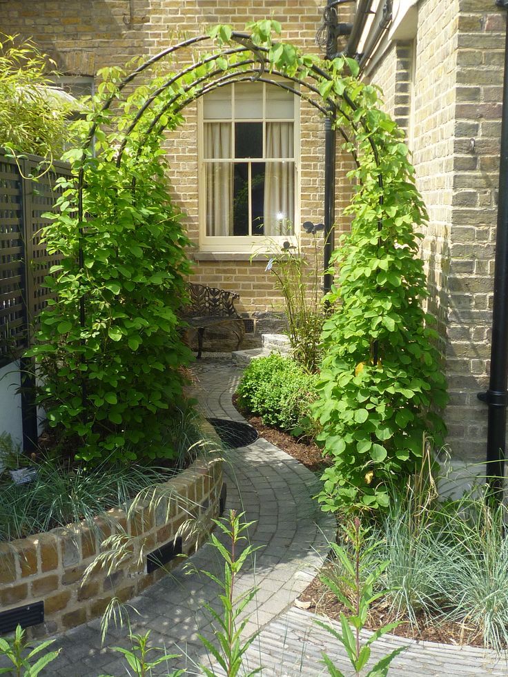 Maltese Road - Copyright John Glover Aralia Moderner Garten Ziegel contemporary garden design,garden design,contemporary garden,roof terrace,contemporary roof terrace,lighting,garden lighting,art,garden art,outdoor art,outdoor seating,love nest,outdoor sofa,outdoor bed,garden seating