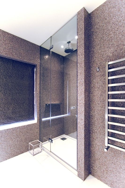 Walk in frameless glass shower Ion Glass Modern bathroom گلاس