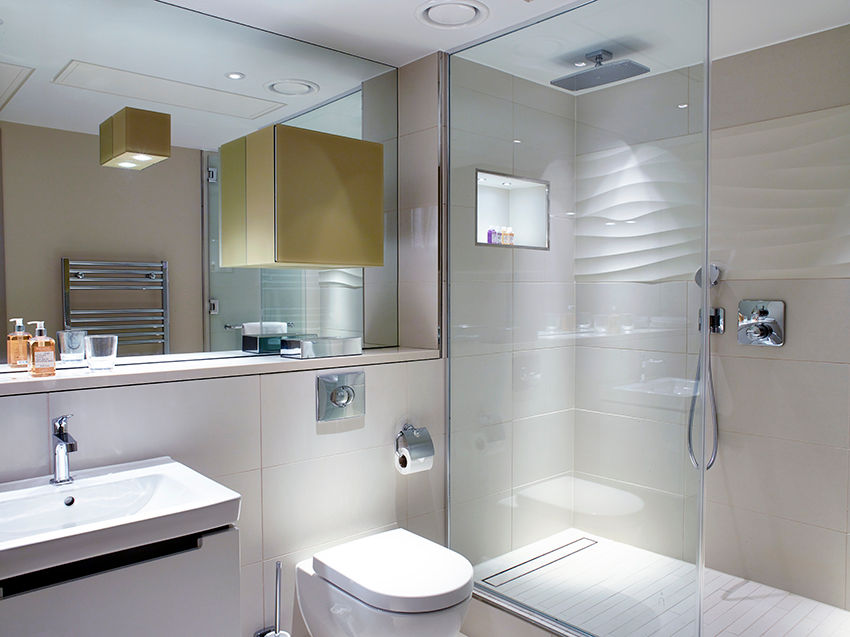 Oversized frameless glass screen for wetroom shower Ion Glass Baños de estilo moderno Vidrio