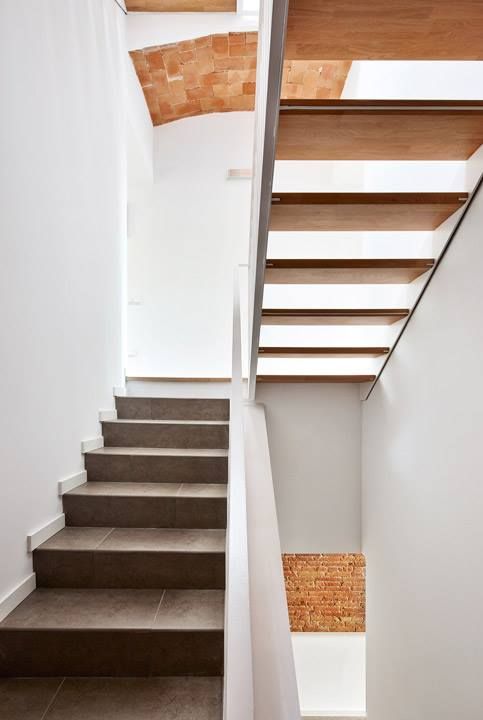 Una Casa Construida en el siglo pasado fabulosamente Transformada, Vallribera Arquitectes Vallribera Arquitectes Pasillos, halls y escaleras minimalistas