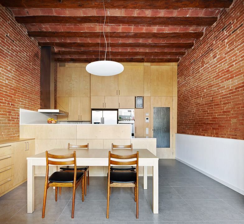 Una Casa Construida en el siglo pasado fabulosamente Transformada, Vallribera Arquitectes Vallribera Arquitectes Minimalistische eetkamers