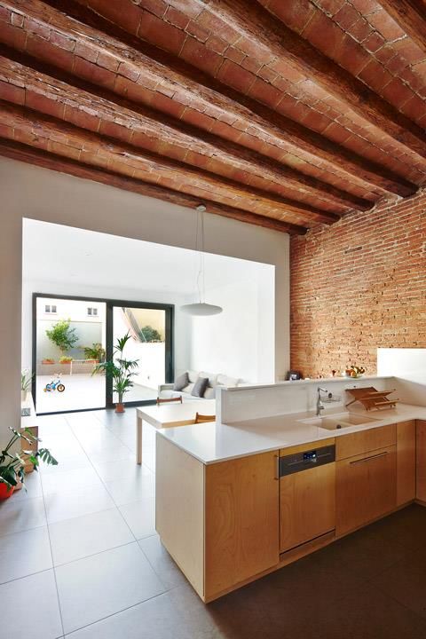 Una Casa Construida en el siglo pasado fabulosamente Transformada, Vallribera Arquitectes Vallribera Arquitectes Minimalist kitchen