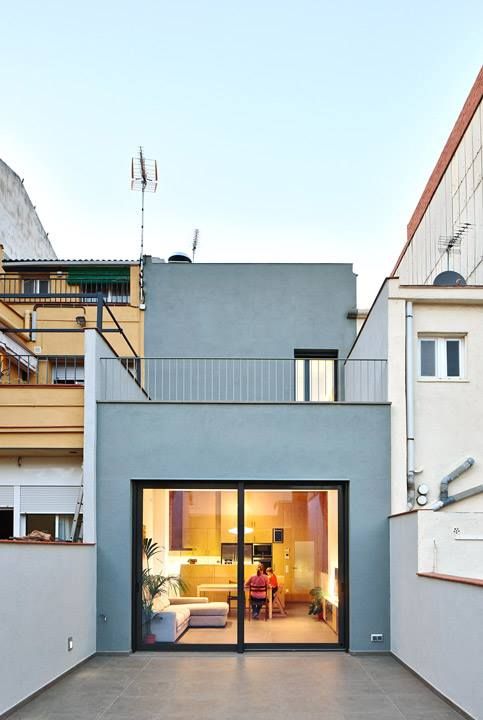 Una Casa Construida en el siglo pasado fabulosamente Transformada, Vallribera Arquitectes Vallribera Arquitectes Minimalist houses