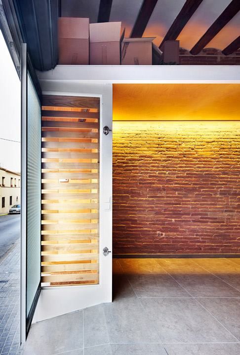 Una Casa Construida en el siglo pasado fabulosamente Transformada, Vallribera Arquitectes Vallribera Arquitectes Minimalist corridor, hallway & stairs