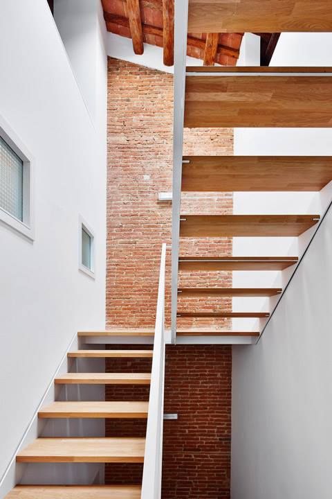 Una Casa Construida en el siglo pasado fabulosamente Transformada, Vallribera Arquitectes Vallribera Arquitectes Pasillos, vestíbulos y escaleras minimalistas