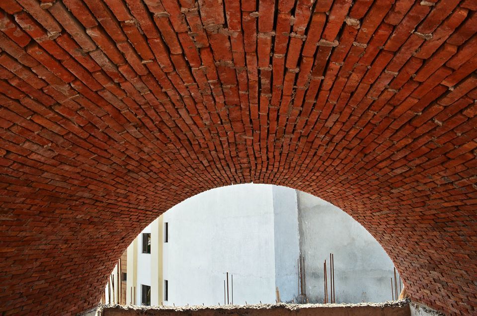 ​Exposed Brick Vault Chaukor Studio Modern style bedroom