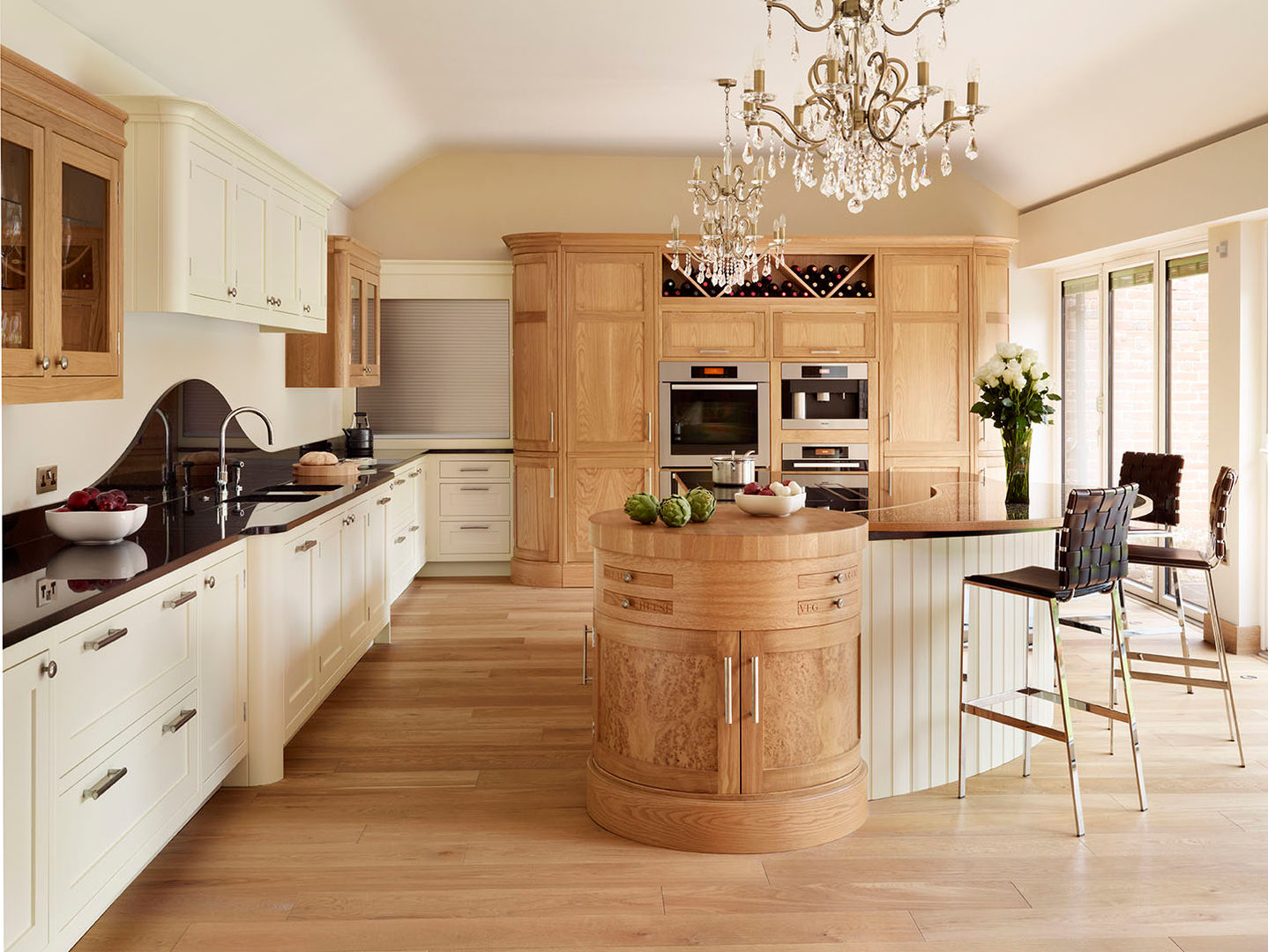 Canterbury | Solid Oak, Hand Painted Kitchen Davonport مطبخ