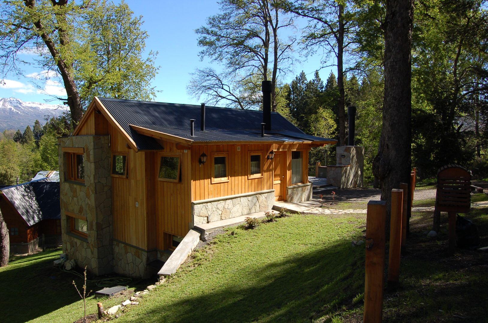 Casa Los Robles - San Martin de los Andes, Aguirre Arquitectura Patagonica Aguirre Arquitectura Patagonica منازل حجر