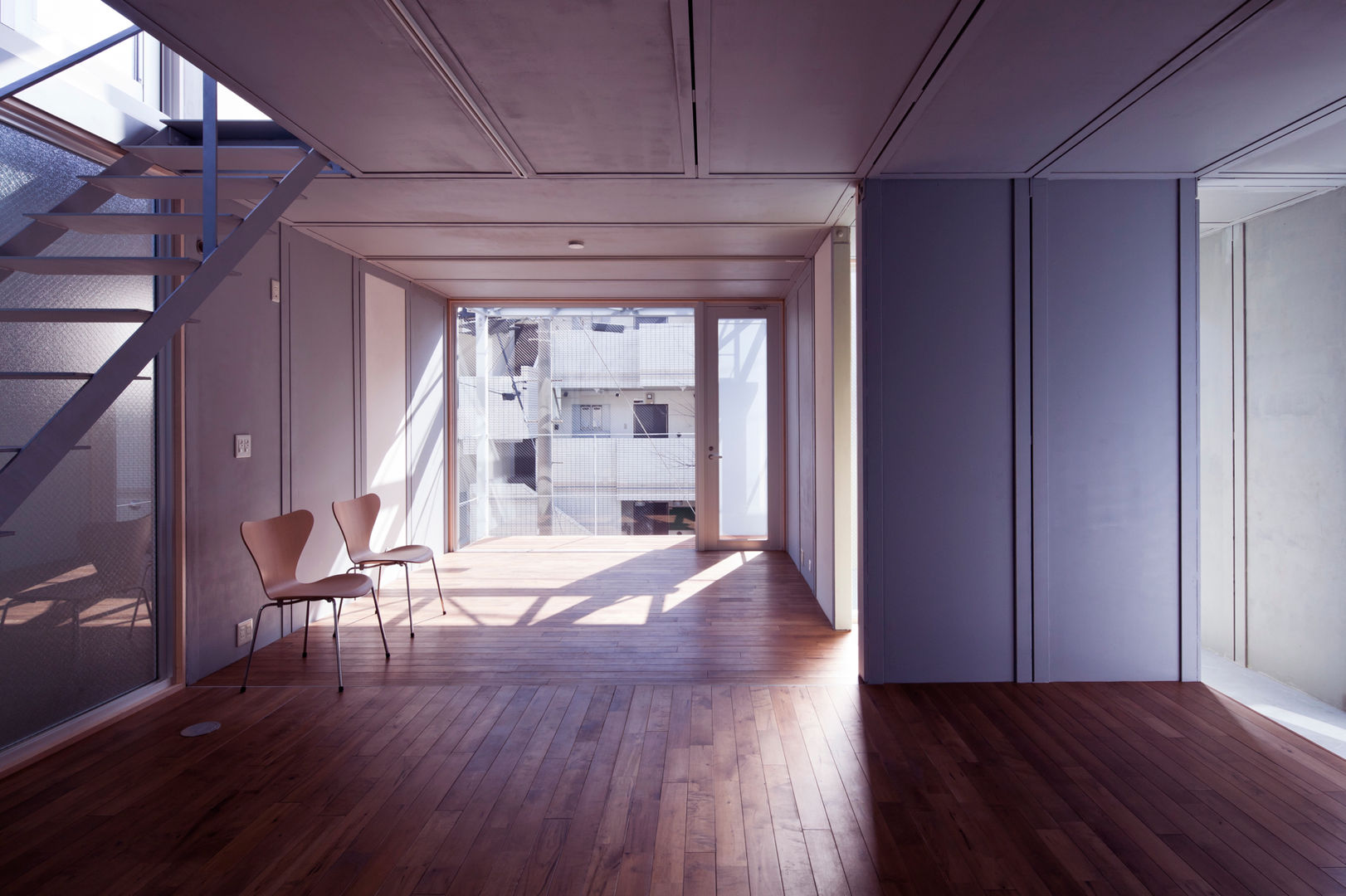 線と面の家：世田谷の狭小二世帯住宅 AIRアーキテクツ建築設計事務所 モダンデザインの リビング