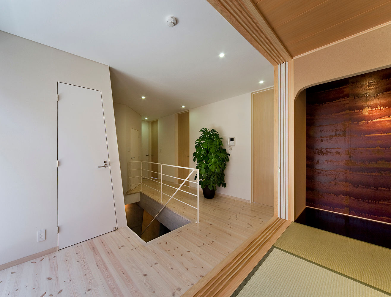 混構造の自然住宅, モリモトアトリエ / morimoto atelier モリモトアトリエ / morimoto atelier Modern corridor, hallway & stairs Wood Wood effect