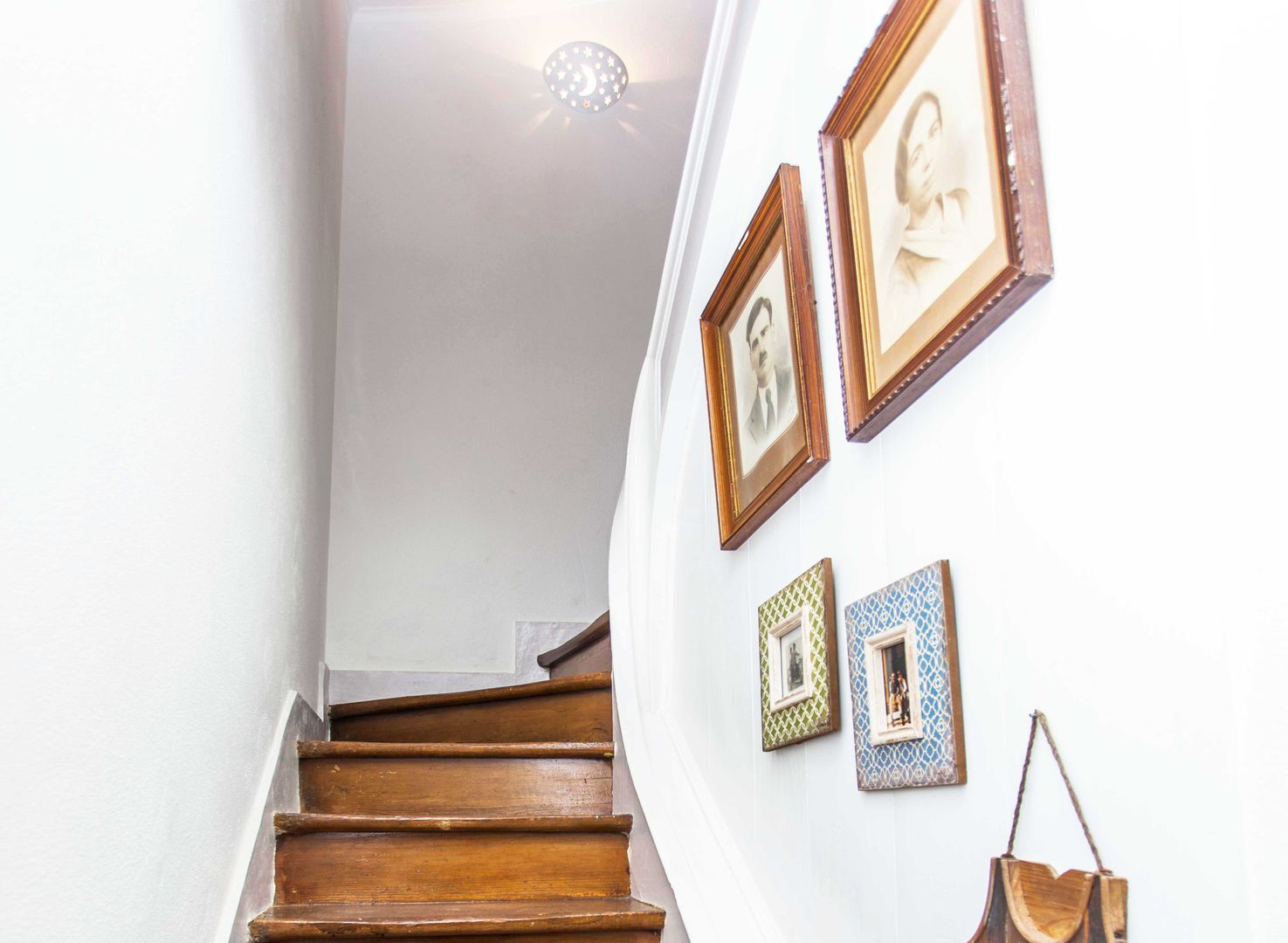 Casa Sul, um lugar onde se sente a alma portuguesa. , alma portuguesa alma portuguesa Rustic style corridor, hallway & stairs