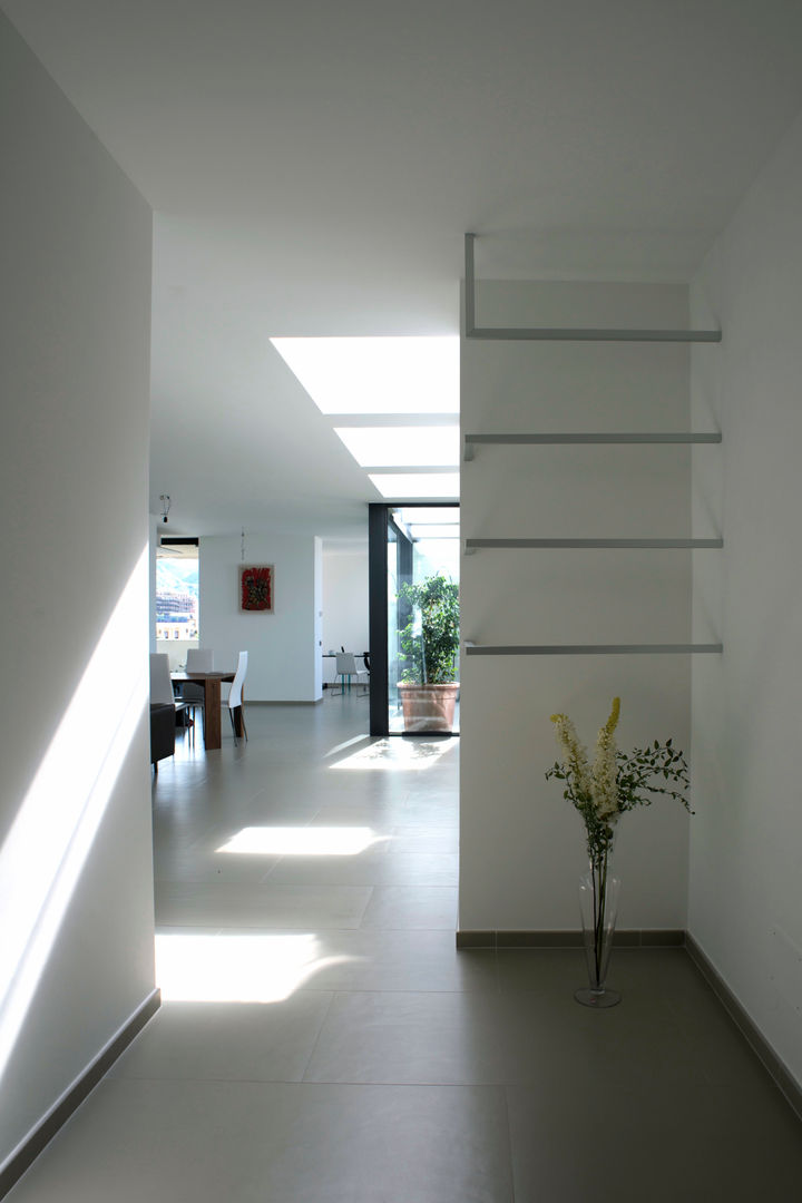 Casa GM, Maria Eliana Madonia Architetto Maria Eliana Madonia Architetto Modern corridor, hallway & stairs