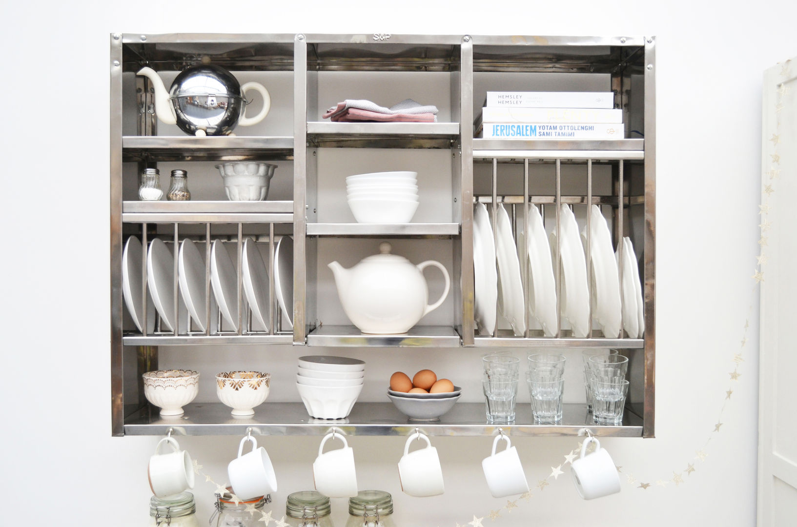 The Mighty Plate Rack: This utilitarian style Consisting of hooks, slots and shelves., The Plate Rack The Plate Rack ห้องครัว ตู้เก็บของและชั้นวางของ