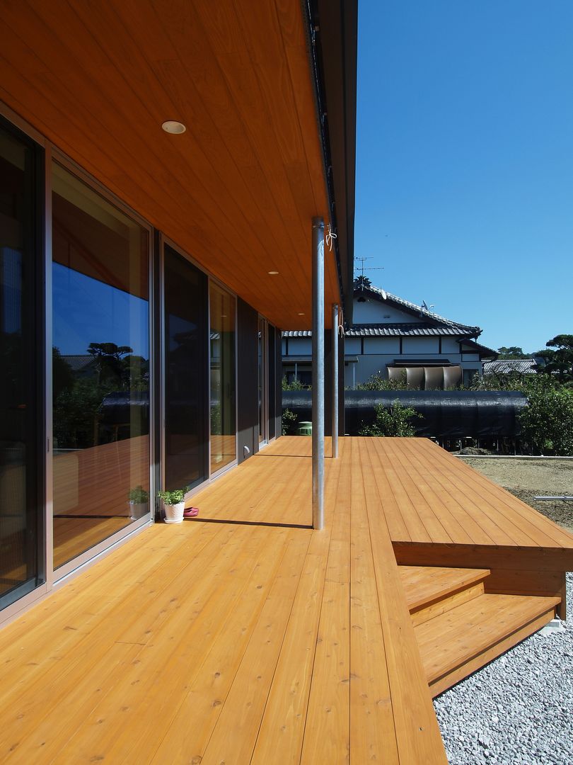 右松の家, ａｉ建築アトリエ ａｉ建築アトリエ Balcone, Veranda & Terrazza in stile eclettico