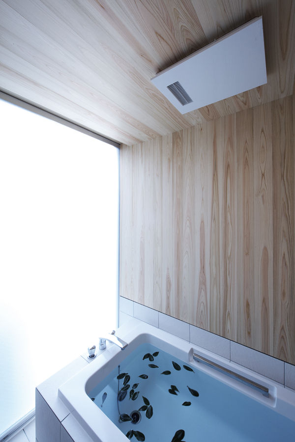 light well house, 株式会社廣田悟建築設計事務所 株式会社廣田悟建築設計事務所 Modern bathroom Wood Wood effect
