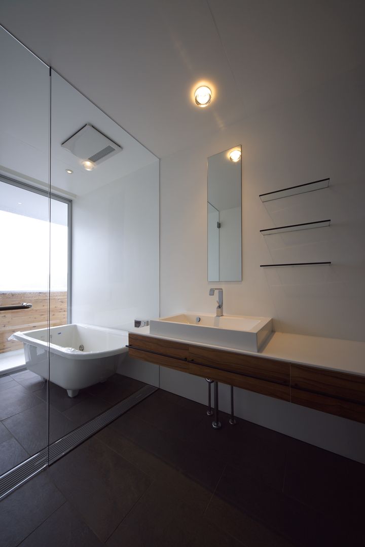 TT, 株式会社廣田悟建築設計事務所 株式会社廣田悟建築設計事務所 Modern style bathrooms Tiles