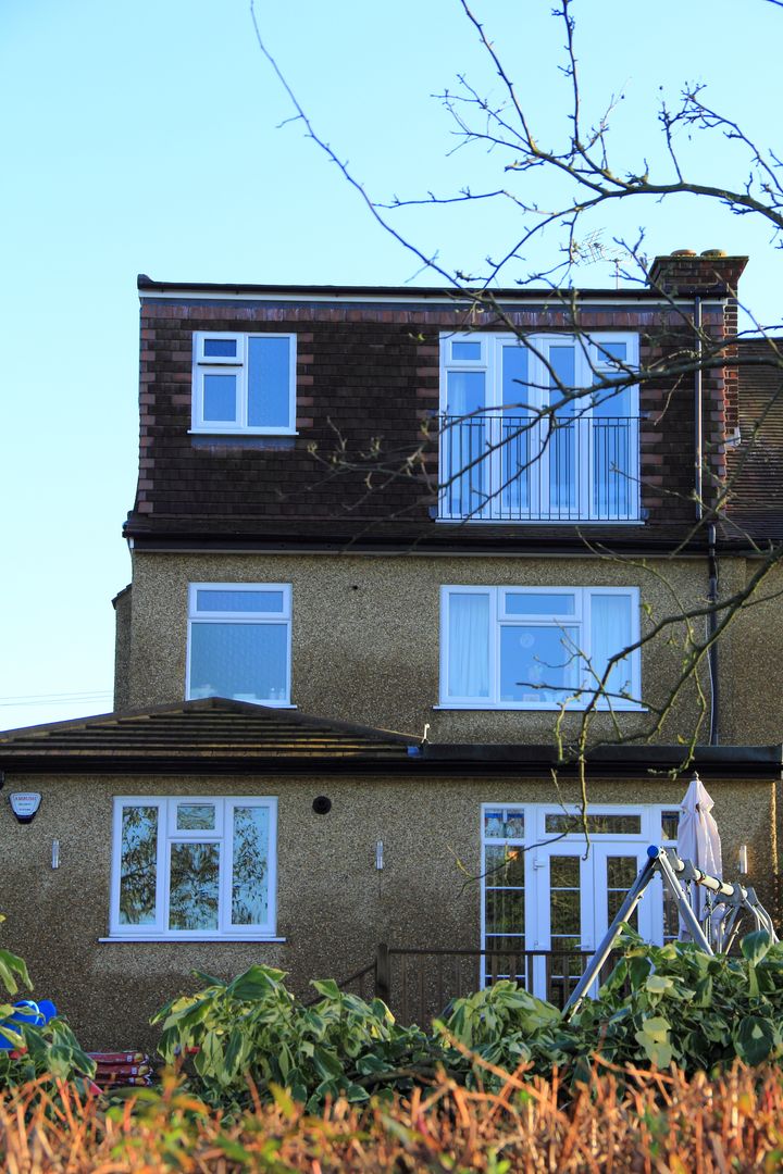 Loft Conversion, Rayners Lane, London Building Renovation London Building Renovation Nhà phong cách kinh điển