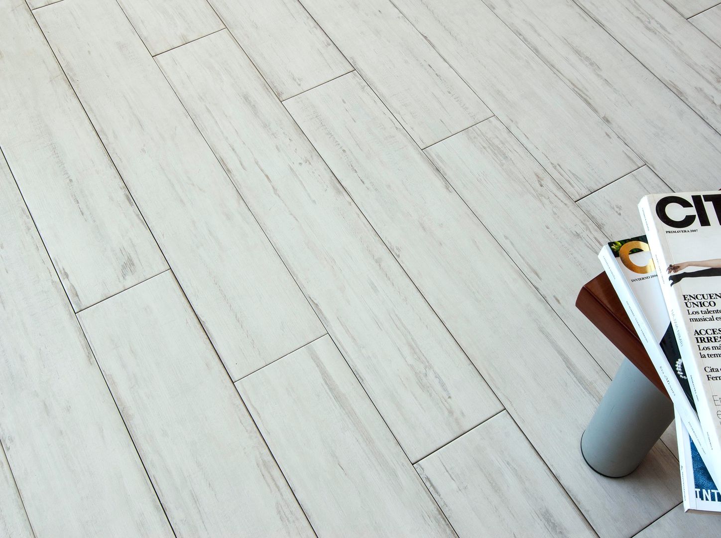 Loxley White Distressed Wood Effect Porcelain Tiles The London Tile Co. Tường & sàn phong cách mộc mạc Tiles