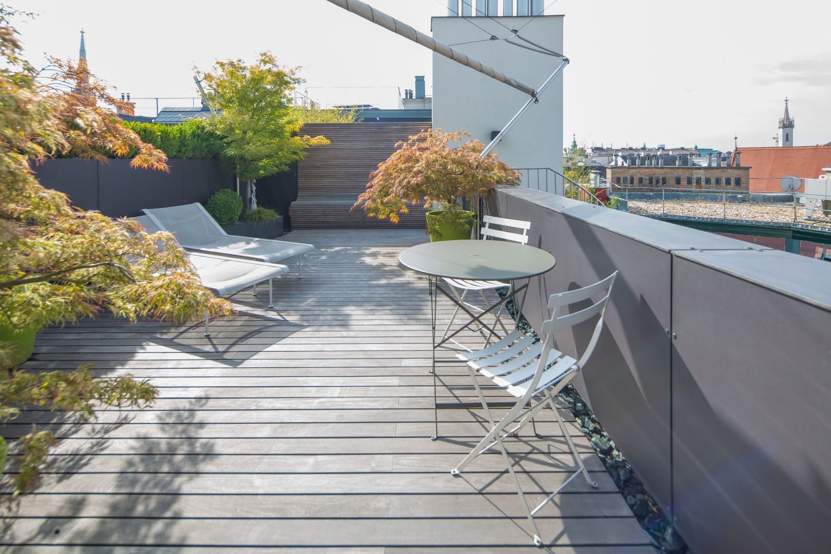 Dachterrasse in der Mitte Wiens, BEGRÜNDER BEGRÜNDER Balkon, Beranda & Teras Modern