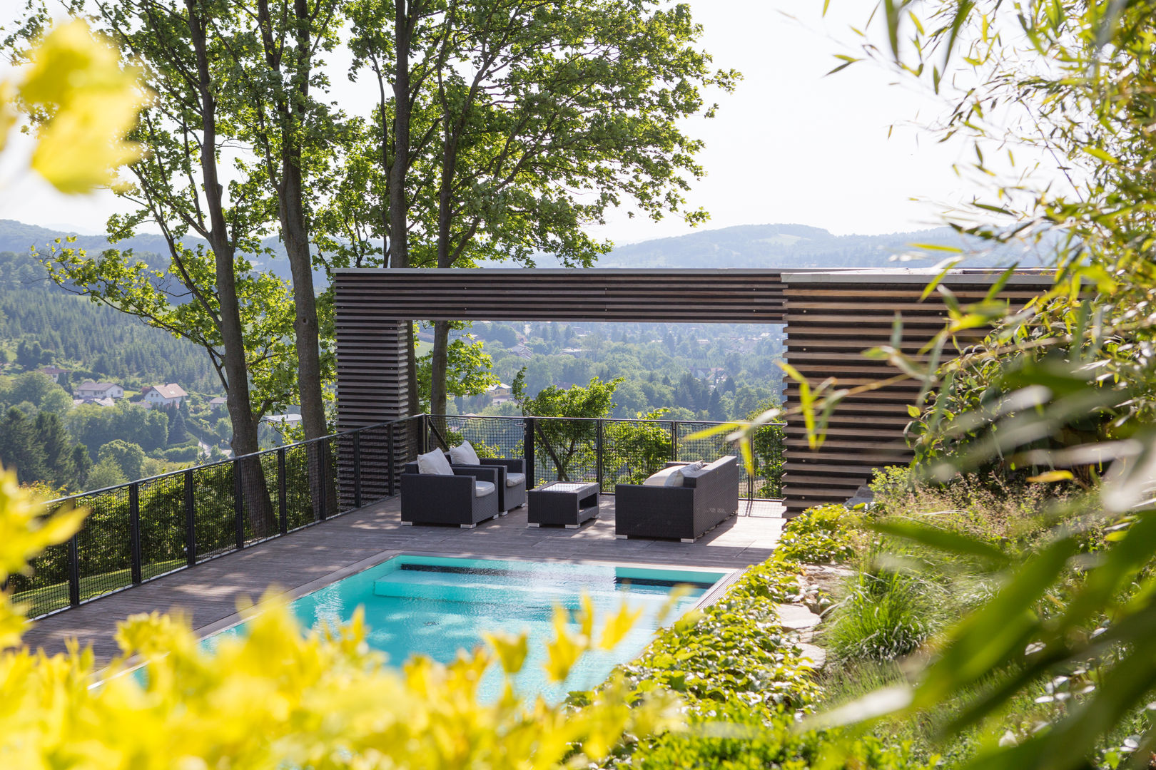 Poollandschaft, BEGRÜNDER BEGRÜNDER Jardines de estilo moderno