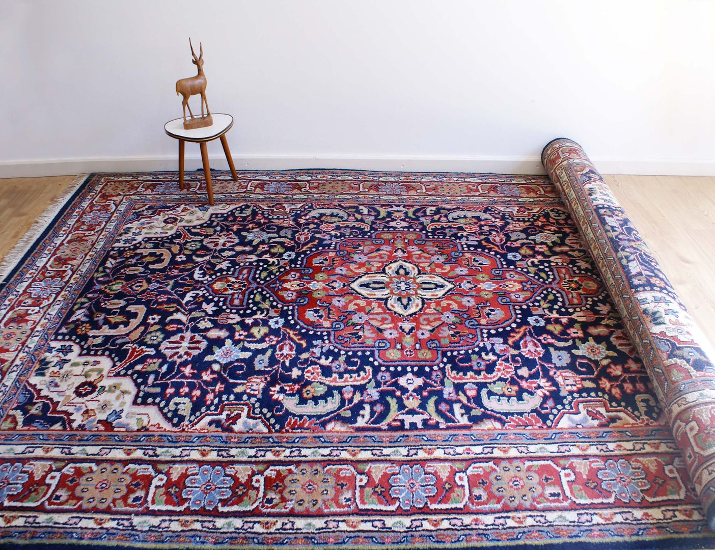 Handgeknoopt blauw/rood Perzisch tapijt. Vintage wollen kleed homify Vloeren Vloerbedekking en kleden