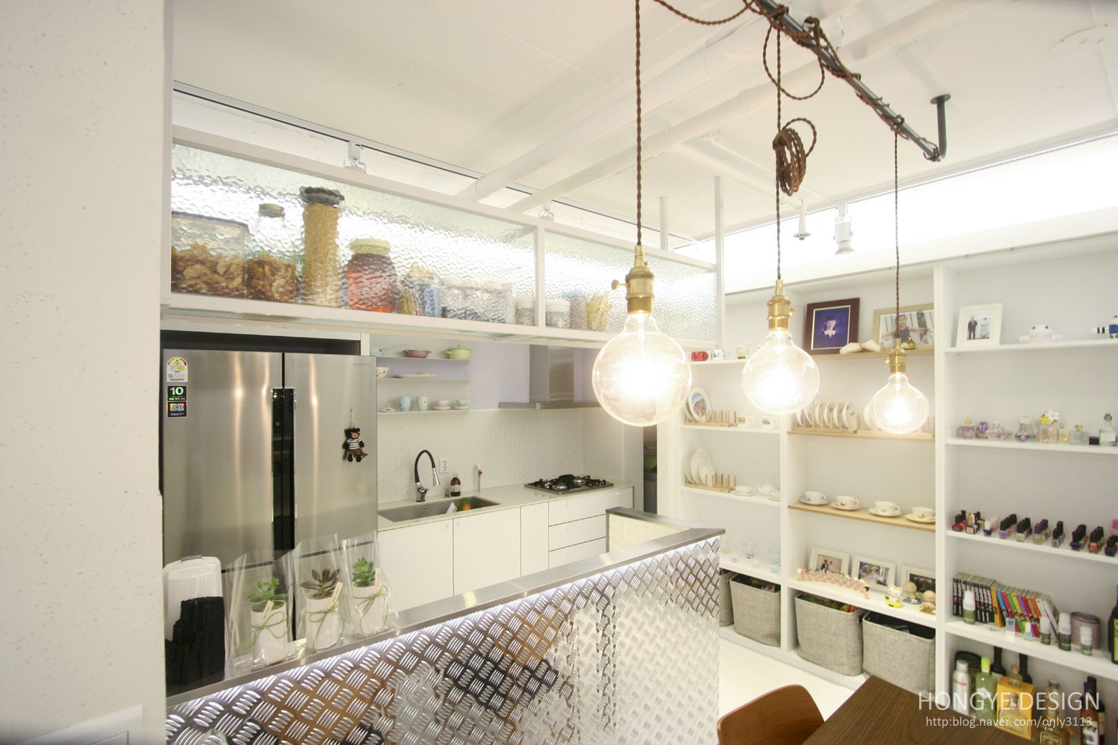 반짝이는 드레스룸과 대면형 주방인테리어_30py, 홍예디자인 홍예디자인 Cucina moderna