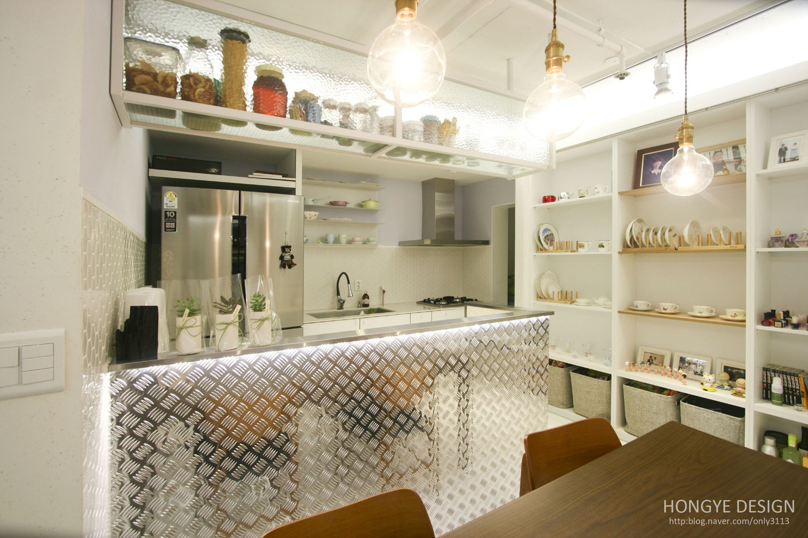 반짝이는 드레스룸과 대면형 주방인테리어_30py, 홍예디자인 홍예디자인 モダンな キッチン
