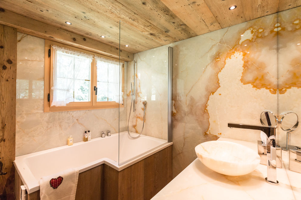 homify Rustic style bathroom Marble