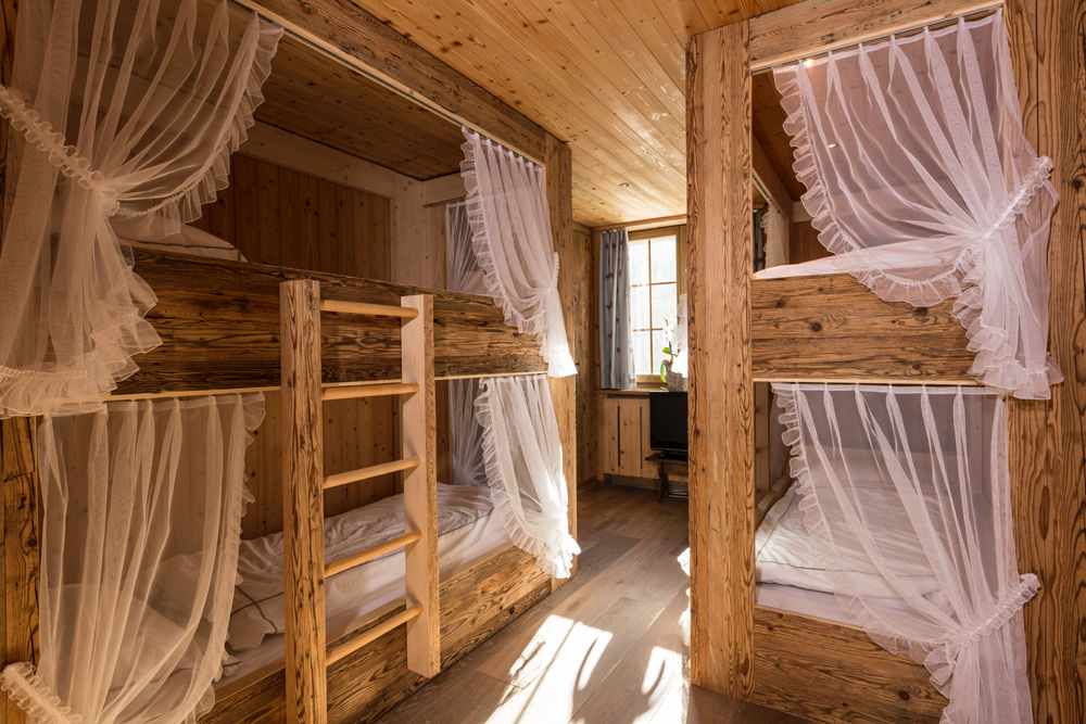 homify Dormitorios rústicos Derivados de madera Transparente