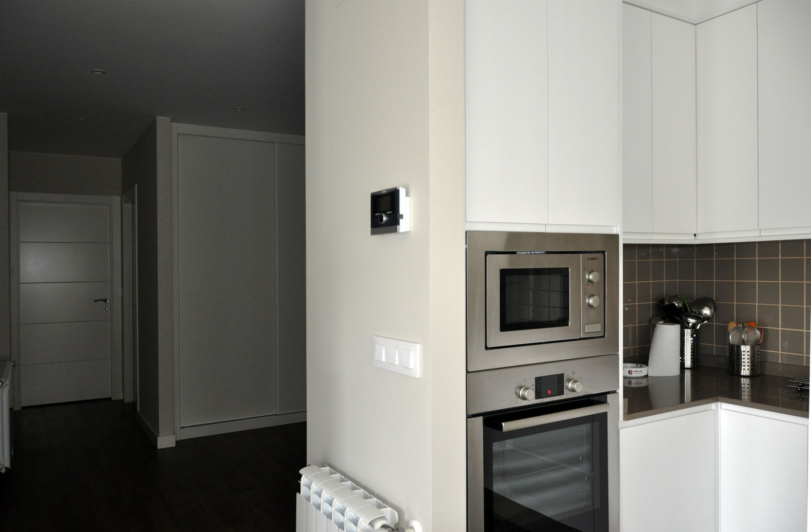 Casa prefabricada Cube 75 m2 - Cocina y pasillo homify Pasillos, vestíbulos y escaleras modernos