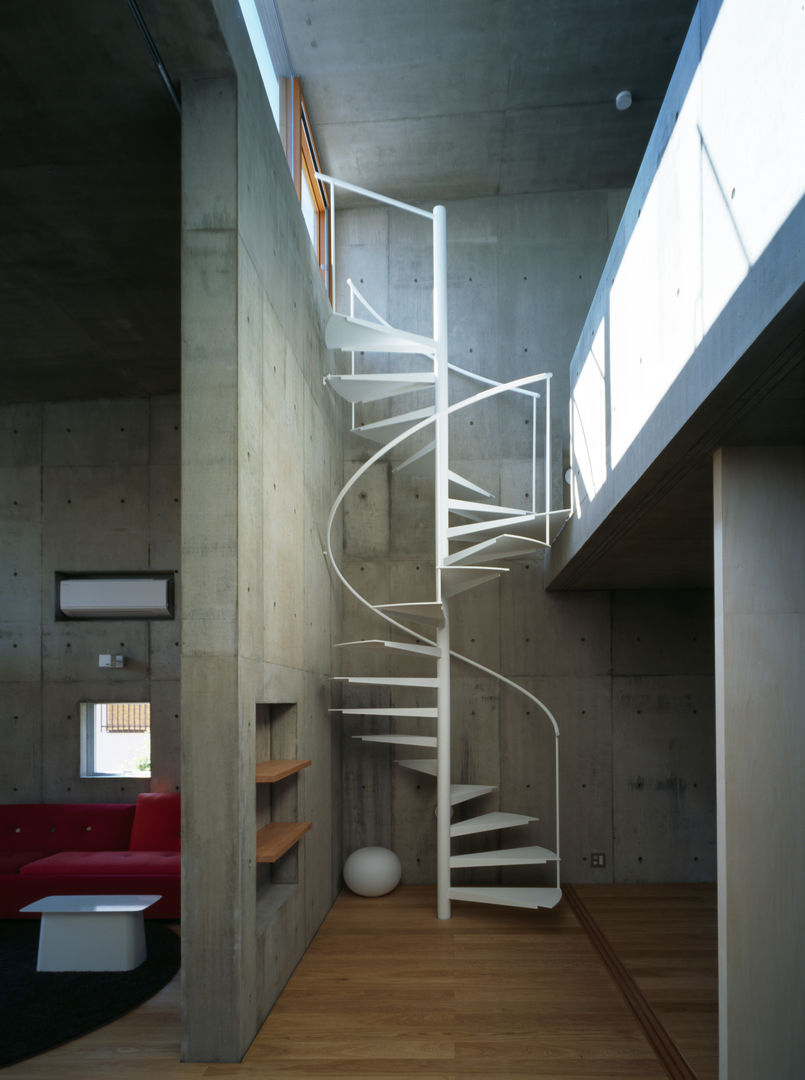 下小鳥の家, 桐山和広建築設計事務所 桐山和広建築設計事務所 Modern corridor, hallway & stairs