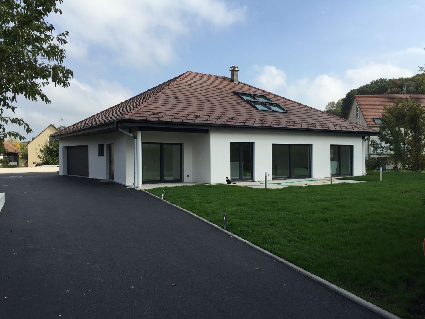 villa familiale à Hagenthal-le-Bas, A.FUKE-PRIGENT ARCHITECTE A.FUKE-PRIGENT ARCHITECTE سقف متعدد الميول