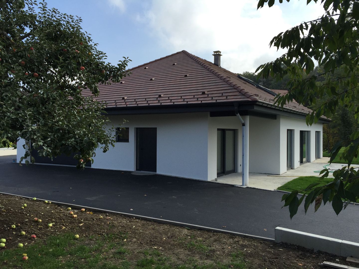 villa familiale à Hagenthal-le-Bas, A.FUKE-PRIGENT ARCHITECTE A.FUKE-PRIGENT ARCHITECTE 斜脊屋頂