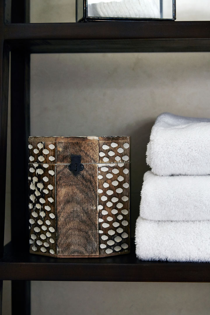 homify Eclectic style bathroom Textiles & accessories