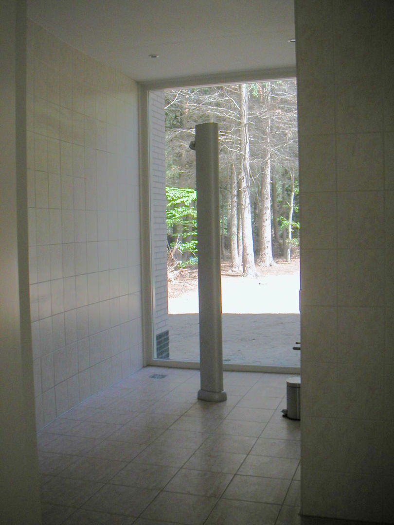 Villa in een bosrijke omgeving, SL atelier voor architectuur SL atelier voor architectuur Modern bathroom