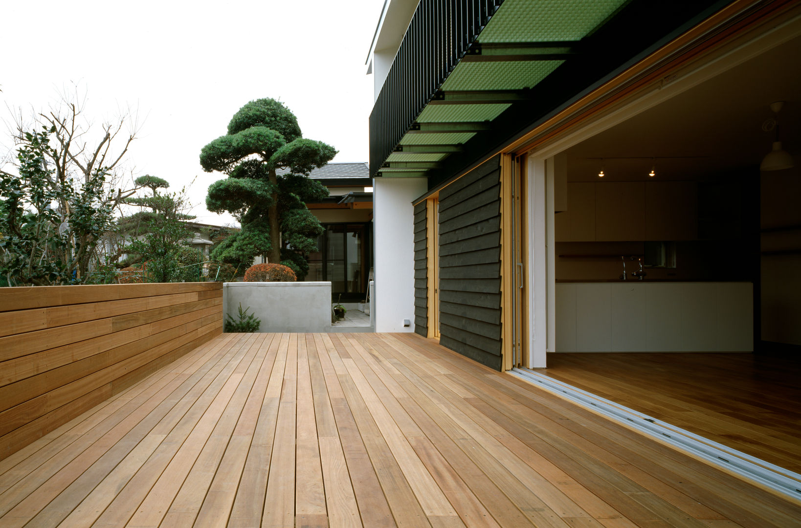 八幡町の家, 桐山和広建築設計事務所 桐山和広建築設計事務所 Modern balcony, veranda & terrace