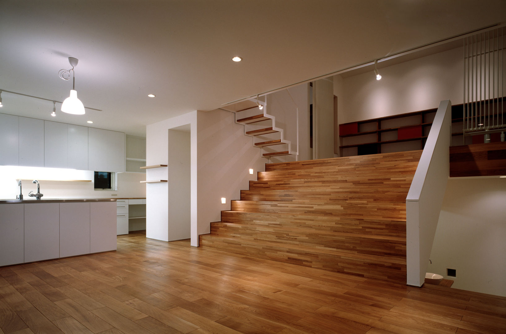 八幡町の家, 桐山和広建築設計事務所 桐山和広建築設計事務所 Modern corridor, hallway & stairs