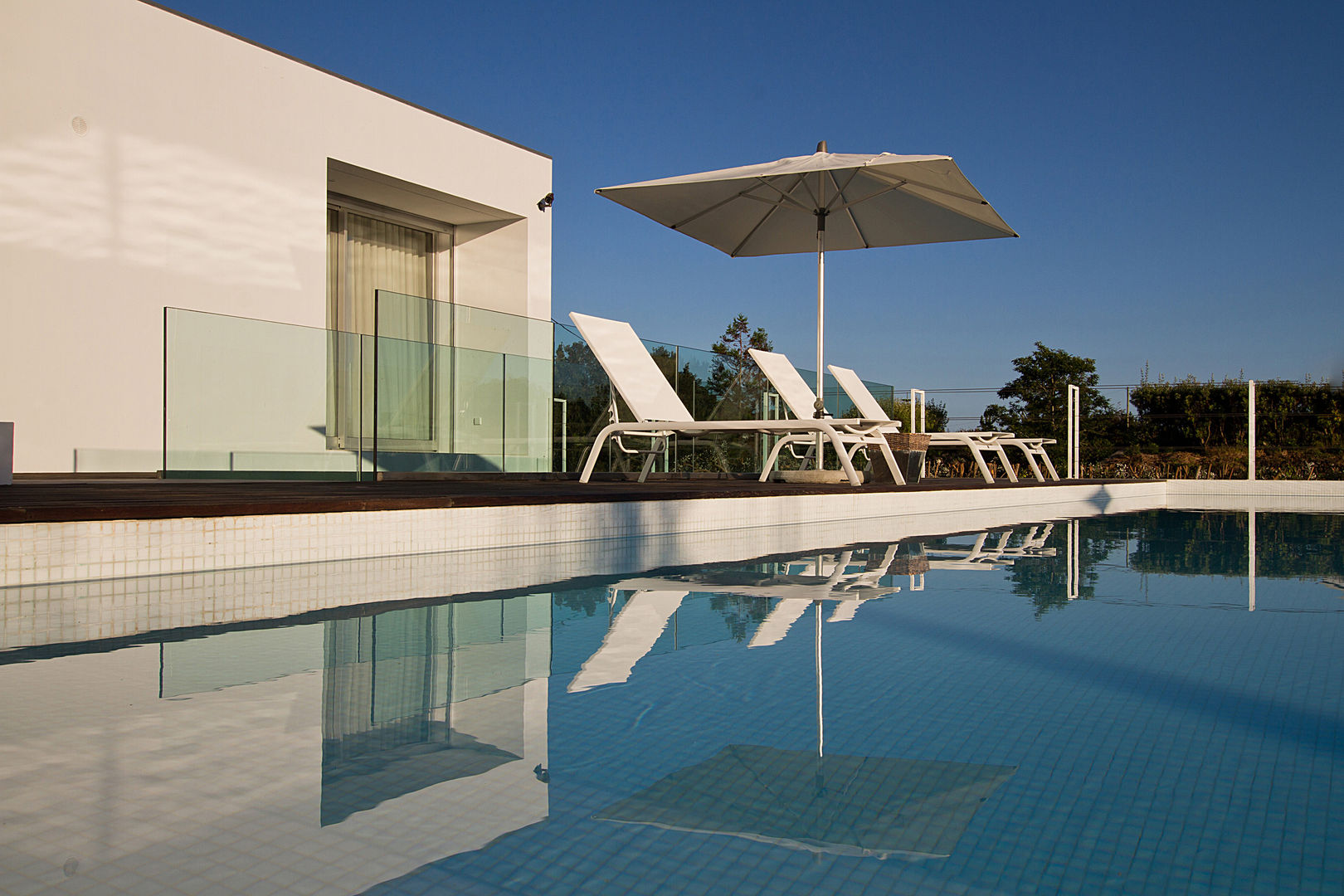 Casa na Caloura, Monteiro, Resendes & Sousa Arquitectos lda. Monteiro, Resendes & Sousa Arquitectos lda. Kolam Renang