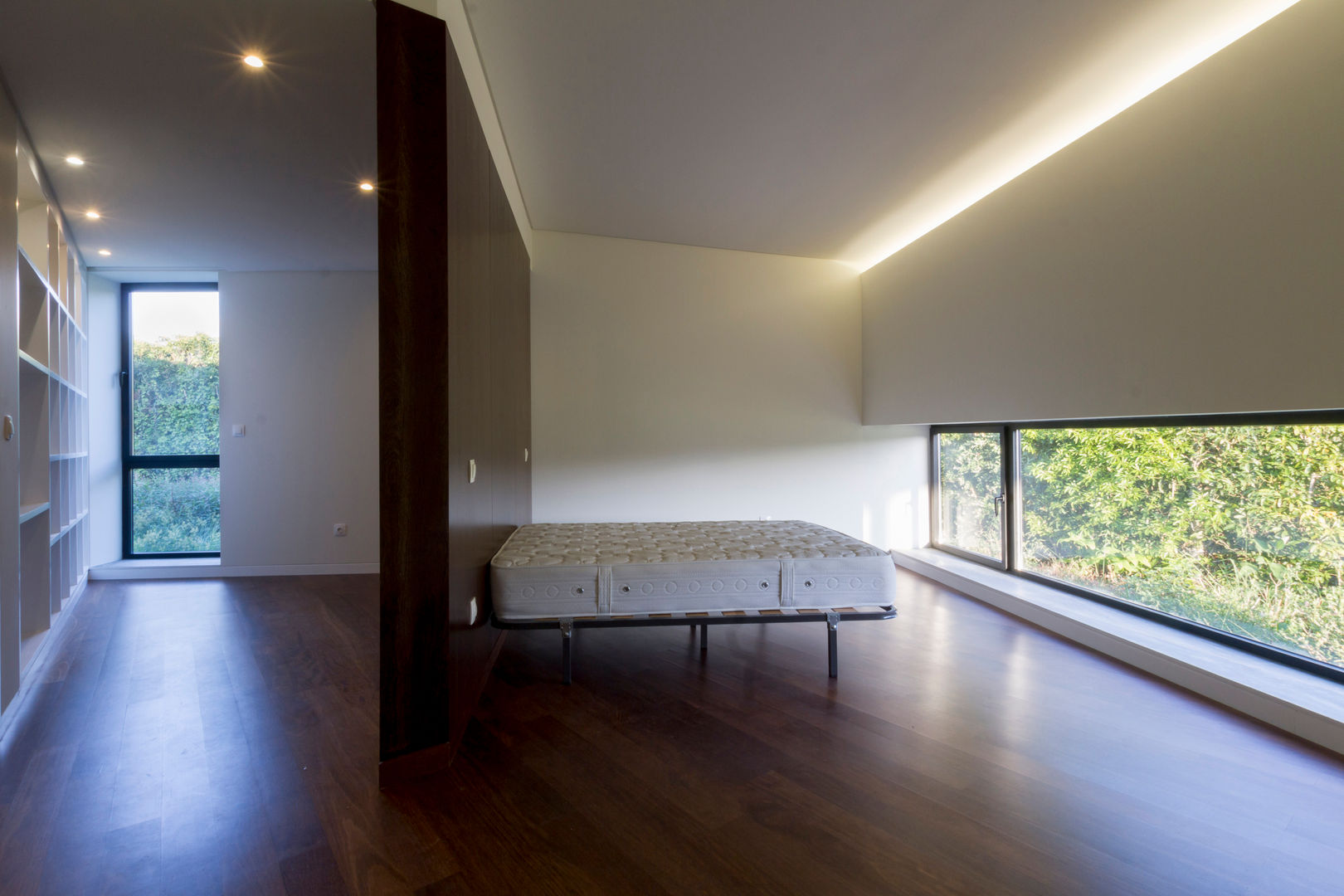 Casa Rosto do Cão, Monteiro, Resendes & Sousa Arquitectos lda. Monteiro, Resendes & Sousa Arquitectos lda. Kamar Tidur Minimalis