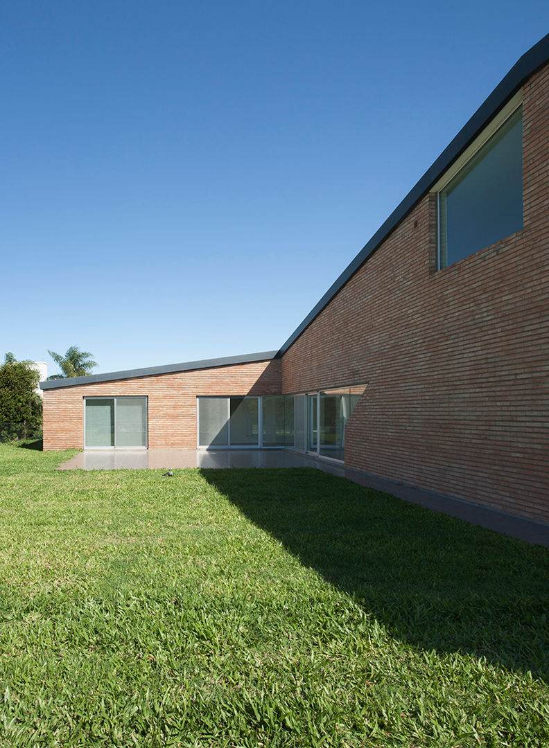 Casa Miraflores, Estudio Caballero Fernandez Estudio Caballero Fernandez 모던스타일 발코니, 베란다 & 테라스 액세서리 & 장식