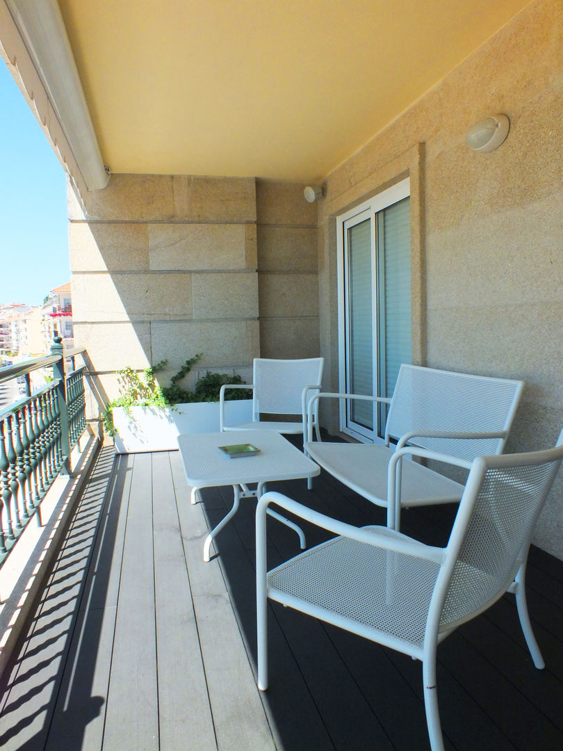 Apartamento de vacaciones en Sanxenxo, Galicia., Oito Interiores Oito Interiores Modern balcony, veranda & terrace