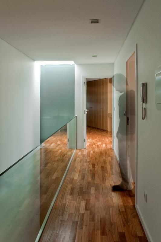 Casa MS, 136F - Arquitectos 136F - Arquitectos Modern corridor, hallway & stairs